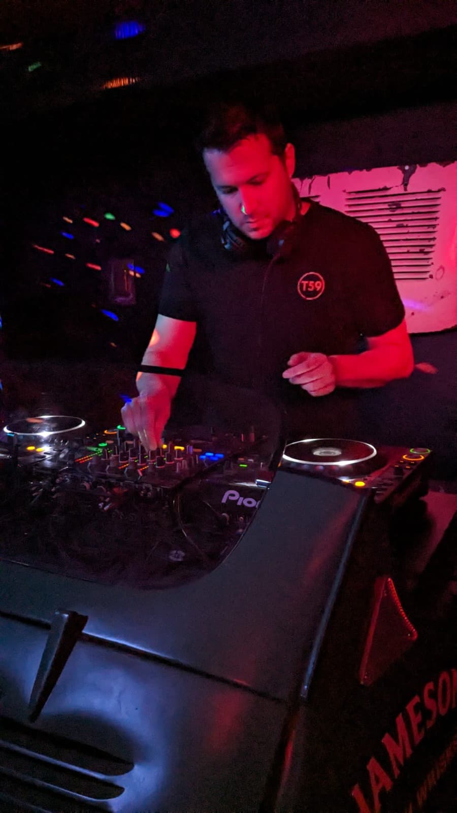 DJTERRI en una sesión de Tardeo59